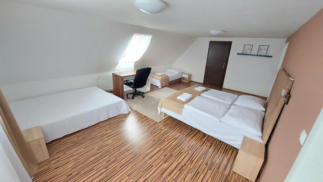 Apartman Tajov Pre 5-6 Osob, Privatne Parkovanie A Terasa Экстерьер фото